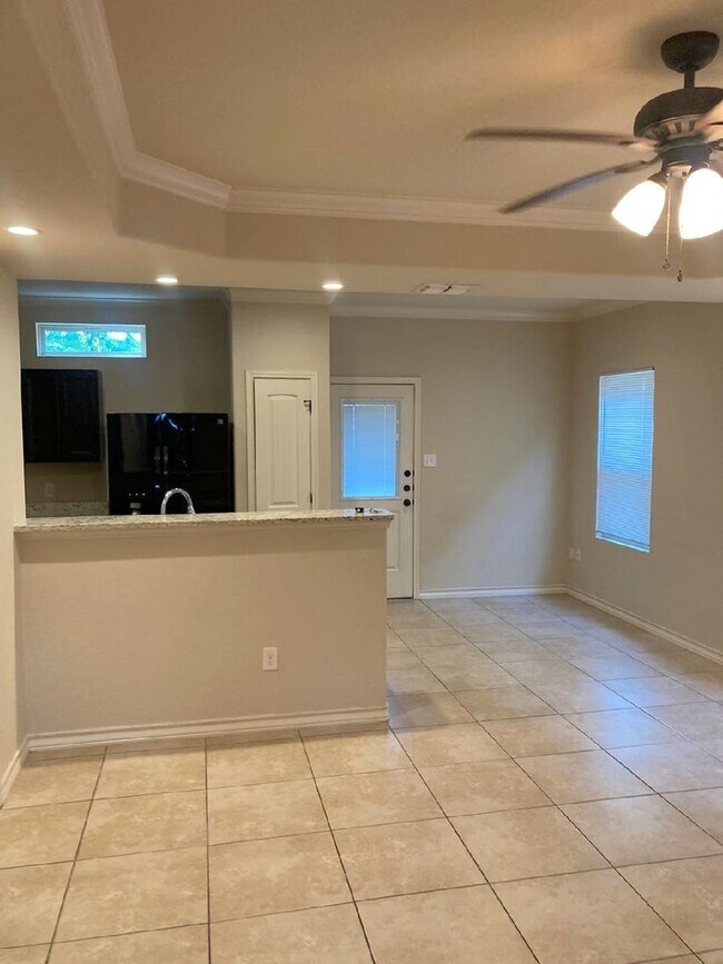 7030 Lakeview Dr. San Antonio, TX 78244 photo 2