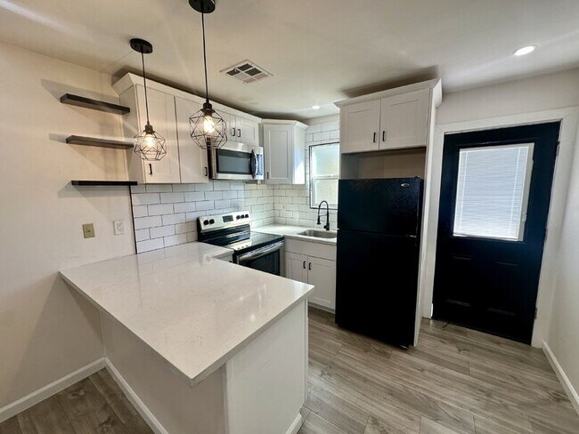 1447 E Mountain View Rd Phoenix, AZ 85020 photo 4