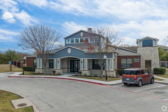 1350 Skyline Rd Grand Prairie, TX 75051 photo 2