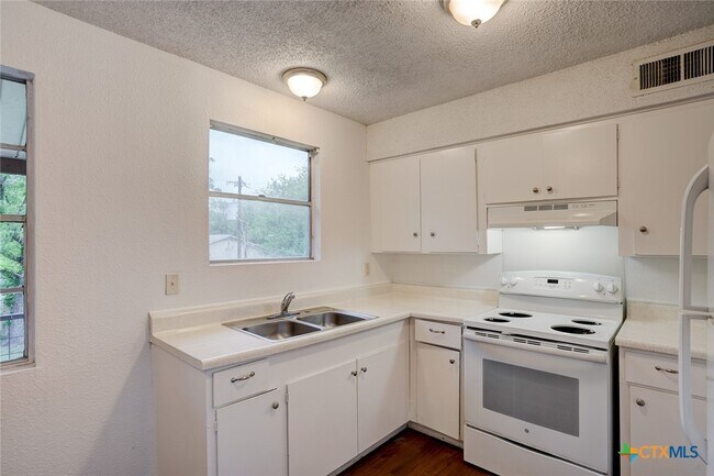 748 Old Martindale Rd San Marcos, TX 78666 photo 4