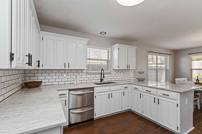 425 Kelley Ct Fort Worth, TX 76120 photo 2