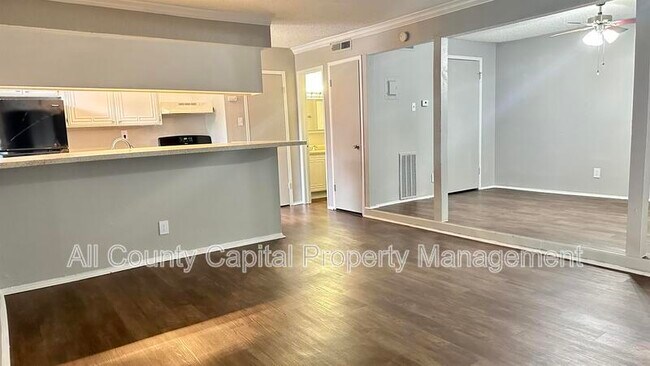 5426 Menchaca Rd Austin, TX 78745 photo 4