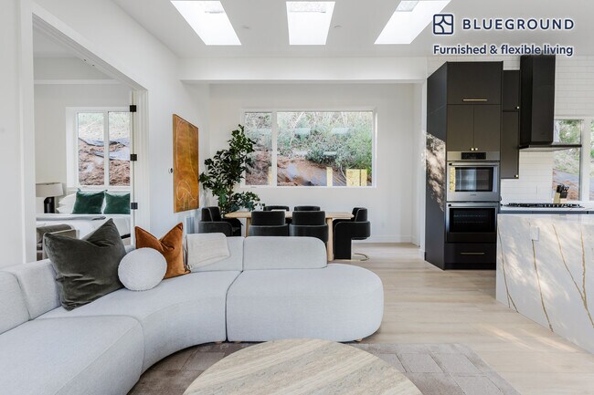 6380 Westover Dr Oakland, CA 94611 photo 2