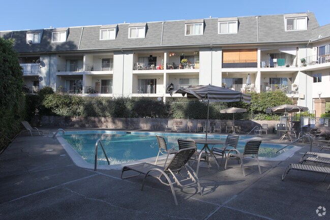 Hillcrest Townhomes Apartment Complex photo 3