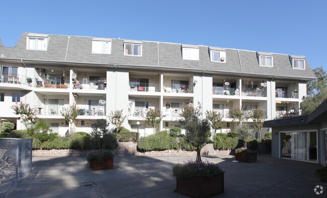Hillcrest Townhomes Apartment Complex photo 5