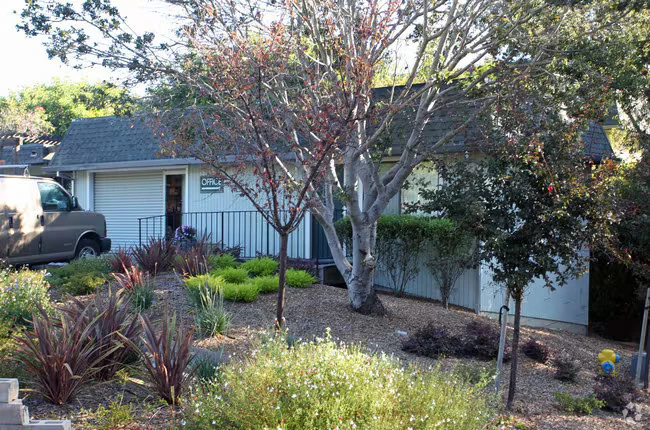 Hillcrest Townhomes Apartment Complex photo 2