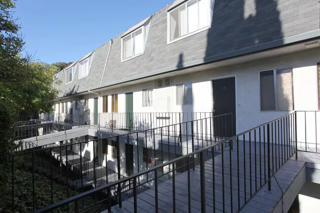 Hillcrest Townhomes Apartment Complex photo 4