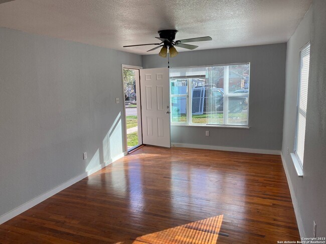 243 Octavia Pl San Antonio, TX 78214 photo 3