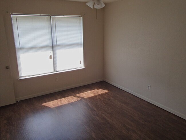 312 Tamara Dr Georgetown, TX 78628 photo 3