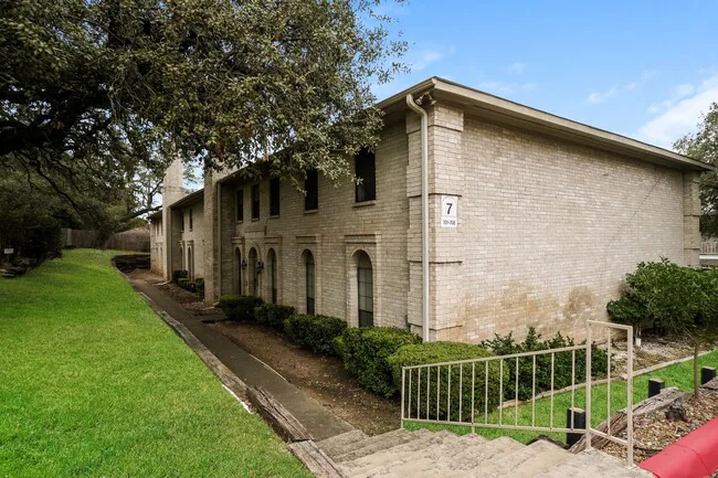 8415 Fredericksburg Rd San Antonio, TX 78229 photo 3