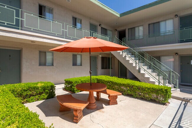 The Glorias Apartments photo 3