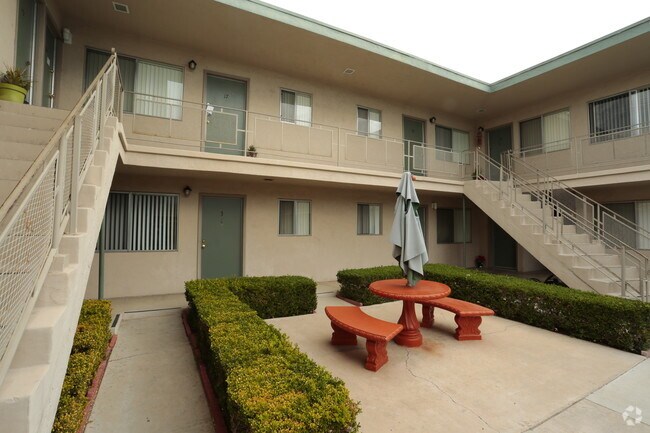 The Glorias Apartments photo 2