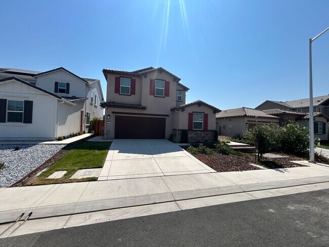 Beautiful Modern 5-Bedroom Home in Antioch