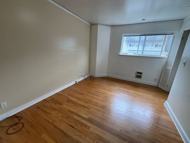 4739 19th Ave NE Seattle, WA 98105 photo 2