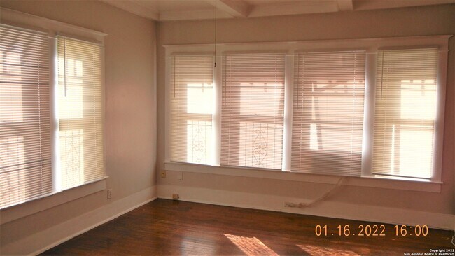 629 E Park Ave San Antonio, TX 78212 photo 2