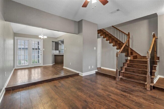 808 Custer Street, Arlington, TX 76014 photo 2