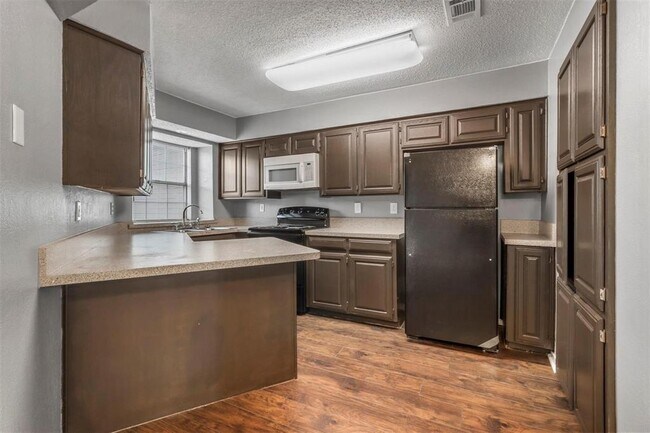 808 Custer Street, Arlington, TX 76014 photo 5