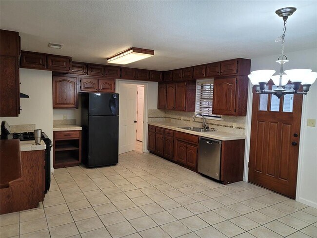 306 East Anderson Avenue, Round Rock, TX 78664 photo 2