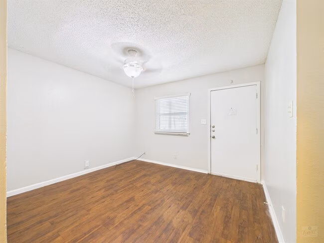 2401 Manor Rd Austin, TX 78722 photo 2