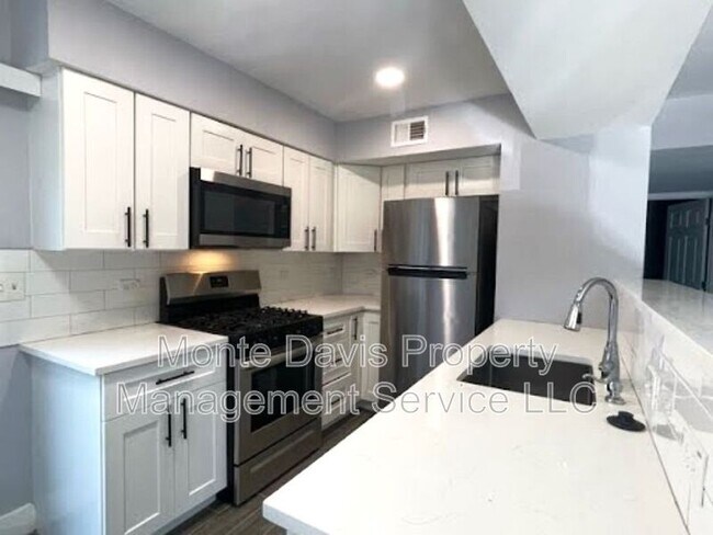 2504 Manor Cir Austin, TX 78723 photo 4