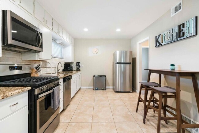 1919 Puritan Dr Irving, TX 75061 photo 4