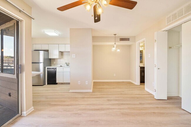 1 Bedroom, 1 Bath Condo W/ Community Pool On East Riverside photo 3
