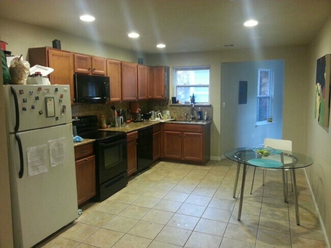 818 E 30th St Austin, TX 78705 photo 2