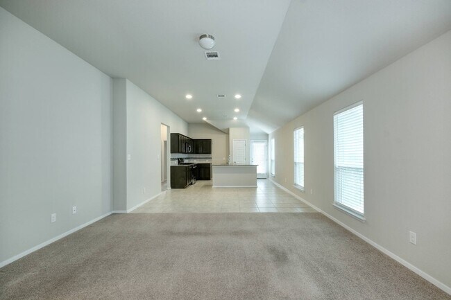 6045 Urbano Bnd Round Rock, TX 78665 photo 3