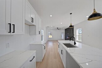 2912 Brigham Ln Dallas, TX 75215 photo 4