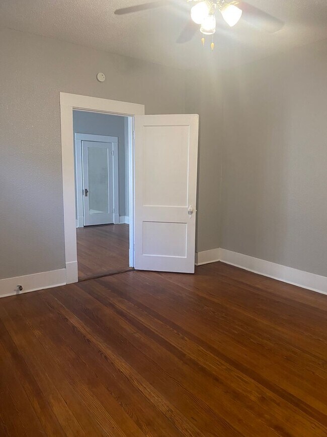531 Cedar St San Antonio, TX 78210 photo 2