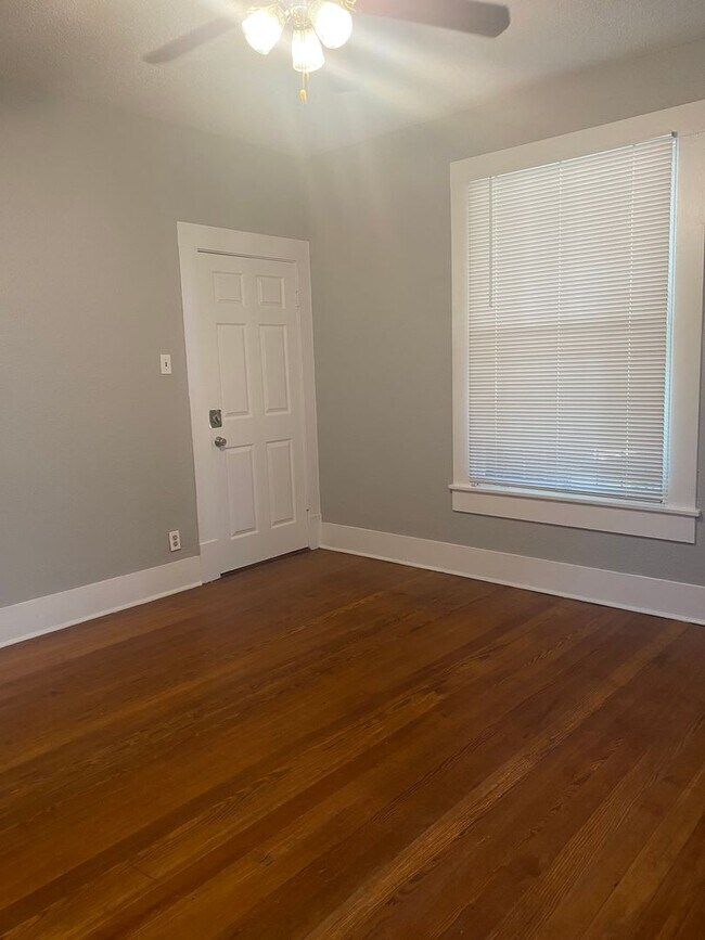 531 Cedar St San Antonio, TX 78210 photo 3