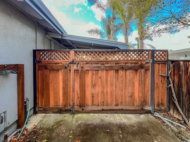 Charming Four Bedroom, Two-and-a-Half Bath House photo 5