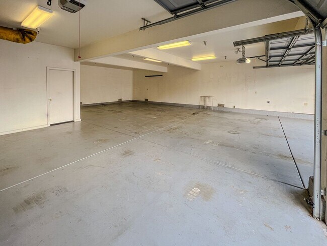 Charming Four Bedroom, Two-and-a-Half Bath House photo 4