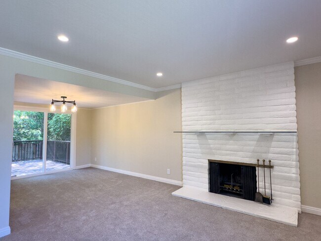 12260 Vía Roncole Saratoga, CA 95070 photo 4