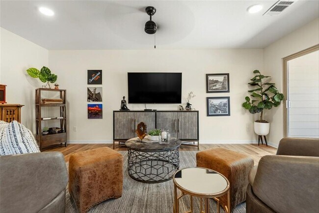 313 Mill St San Marcos, TX 78666 photo 4