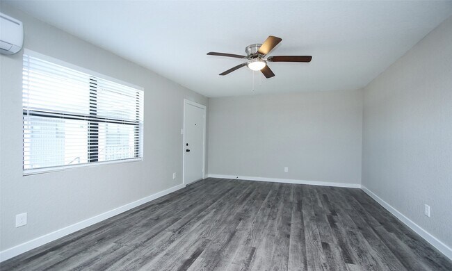 5201 Crawford St photo 2