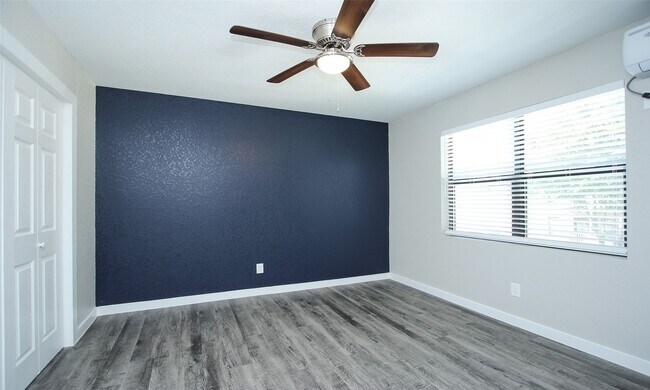 5201 Crawford St photo 4