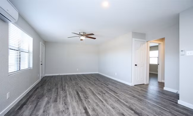 5201 Crawford St photo 3