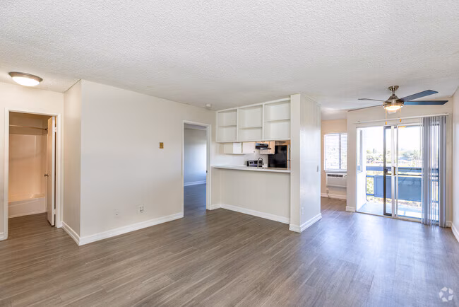 Chateau Spring Hill Apartments photo 2
