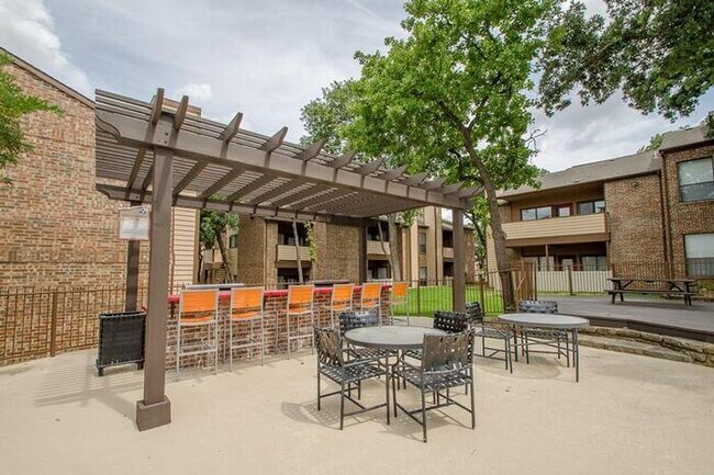 601 Park Blvd Grapevine, TX 76051 photo 2