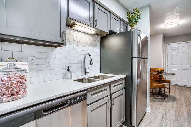 Richmond Apartments photo 2
