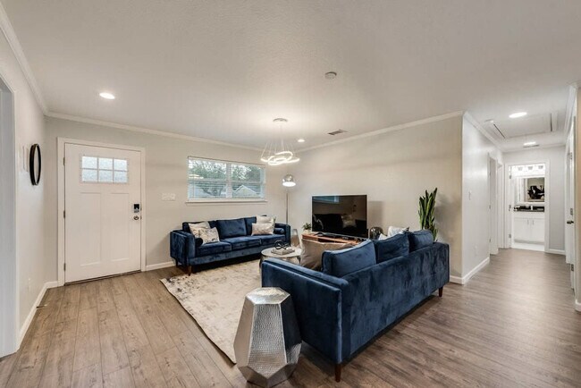 1203 Andrews St Arlington, TX 76011 photo 2