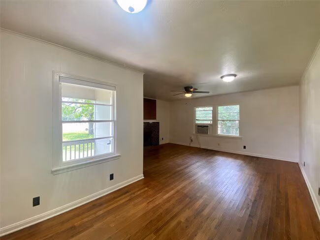 1609 Matthews Ln Austin, TX 78745 photo 4