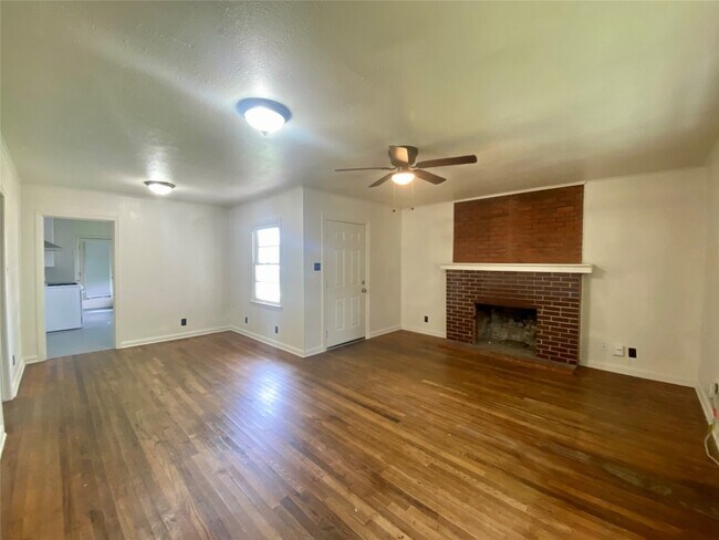 1609 Matthews Ln Austin, TX 78745 photo 3
