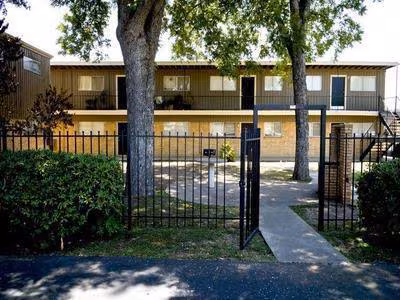 247 W Dickson Ave San Antonio, TX 78214 photo 2