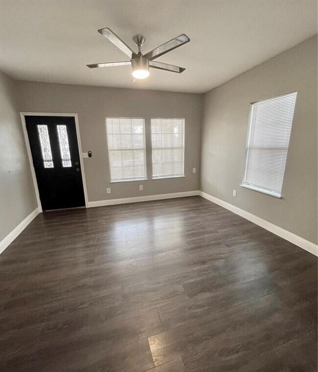 908 West Waggoman Street, Fort Worth, TX 76110 photo 4