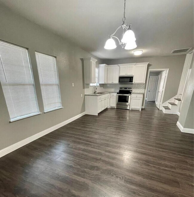 908 West Waggoman Street, Fort Worth, TX 76110 photo 3