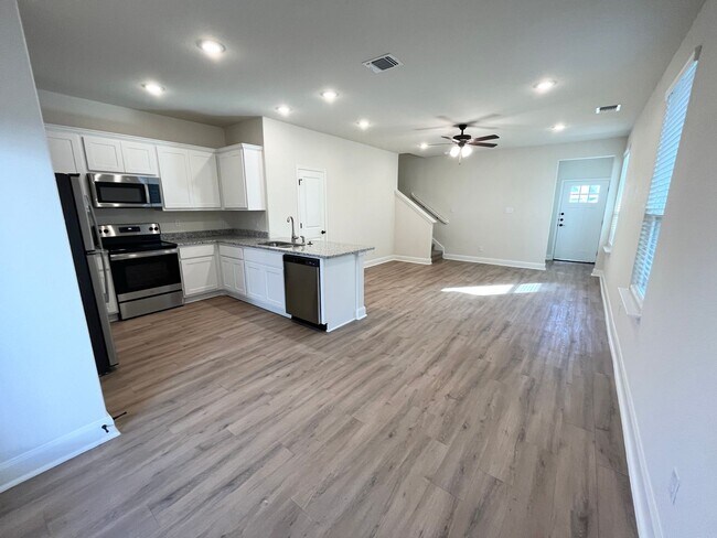 10325 Lynwood Vlg San Antonio, TX 78245 photo 4