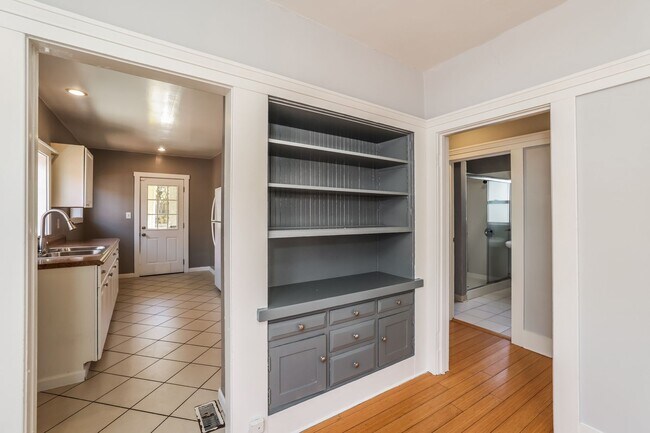 2BR/1BA Apartment on Congress Ave · Oakland photo 4