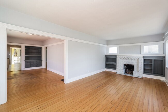 2BR/1BA Single Family House on Congress Ave · Oakland photo 5